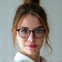 Porträtbild einer kompetenten Tutorin mit Hintergrund in den Naturwissenschaften